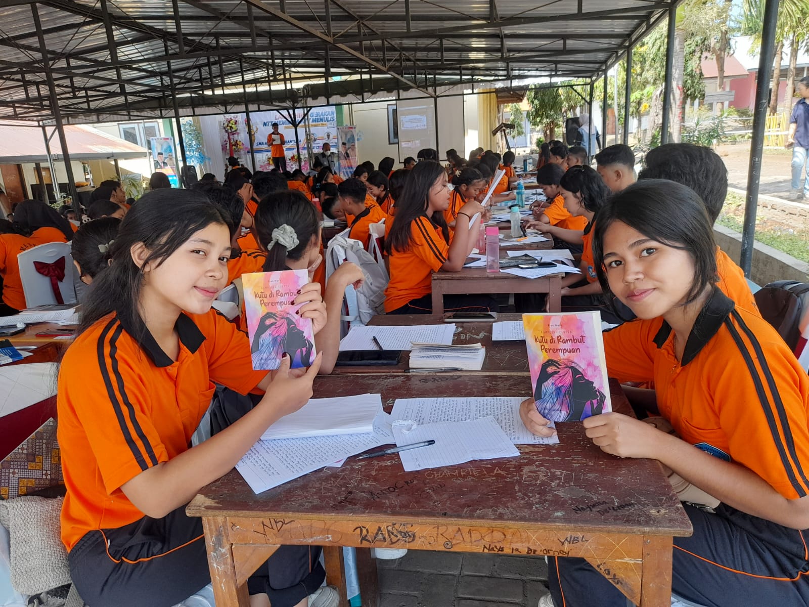 GERAKAN LITERASI SEKOLAH SEBAGAI PERSIAPAN LAUNCHING GERAKAN SEMESTA NTT MEMBACA NTT MENULIS